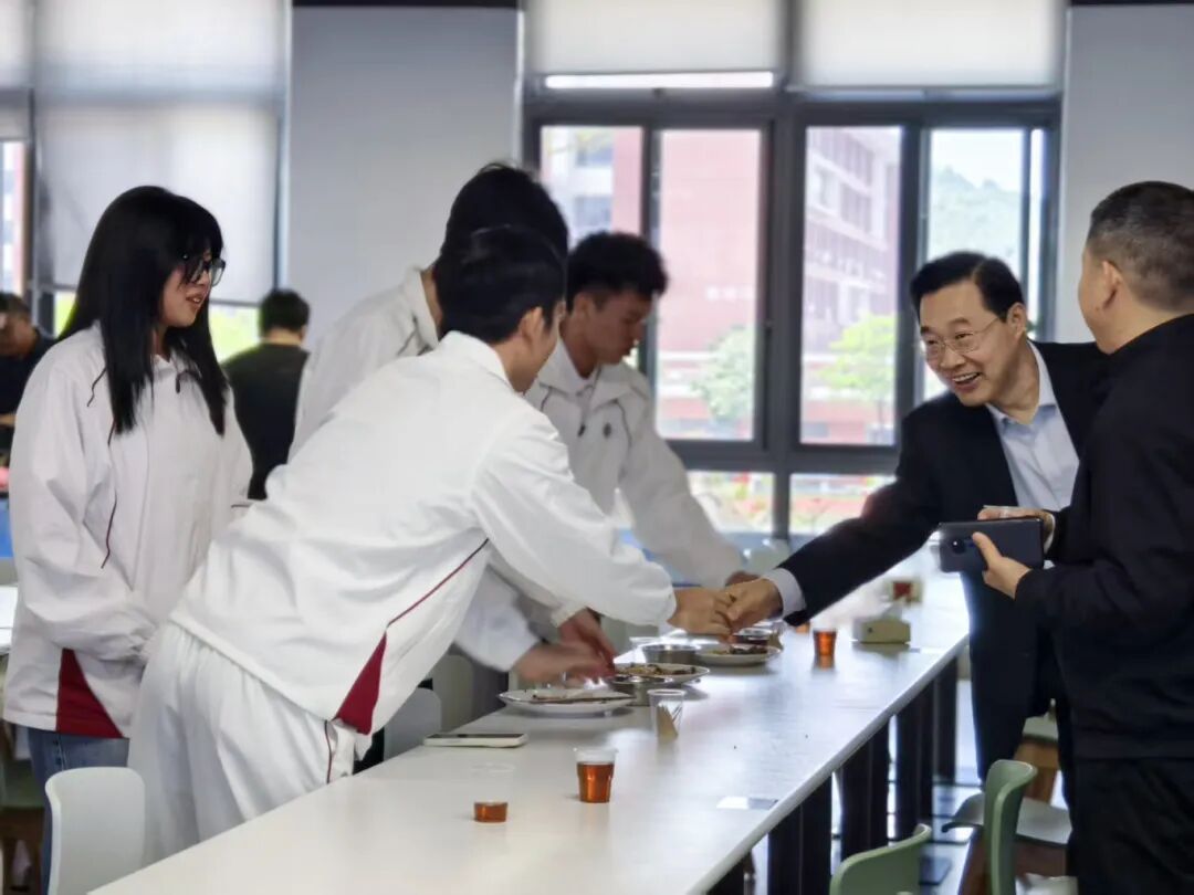 广州华商职业学院校领导深入食堂开展食...